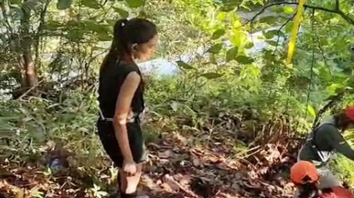 JELAJAH HUTAN BALIKPAPAN - Penjelajah alam hutan Gunung Guntur, Kecamatan Balikpapan Tengah, Kota Balikpapan, Provinsi Kalimantan Timur saat akan melintasi turunan tajam yang terjal dan beralam liar, Minggu (29/3/2026) pagi. (TRIBUNKALTIM.CO/BUDI SUSILO)