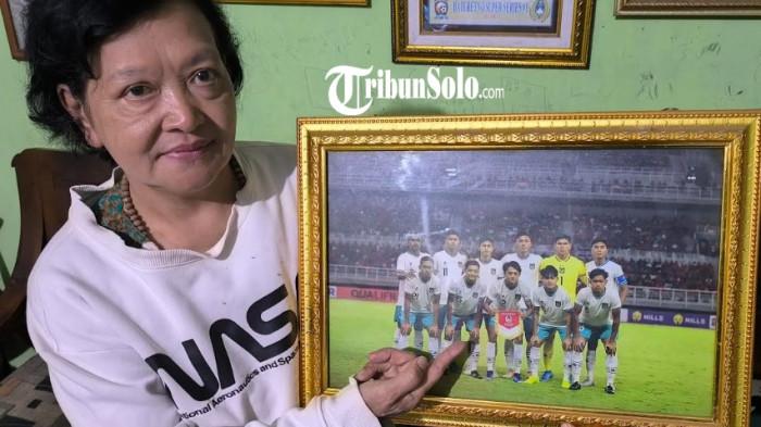 IBUNDA DONY - Saparti, ibunda Dony Tri Pamungkas saat ditemui di rumah di Dukuh Tegalrejo, Desa Gumukrejo, Kecamatan Teras, Kabupaten Boyolali, Sabtu (28/3/2026). Meski sang anak kini bersinar di level internasional, sang ibu, Saparti tetap menjalani kehidupan sederhana dengan berjualan es kelapa di rumahnya.