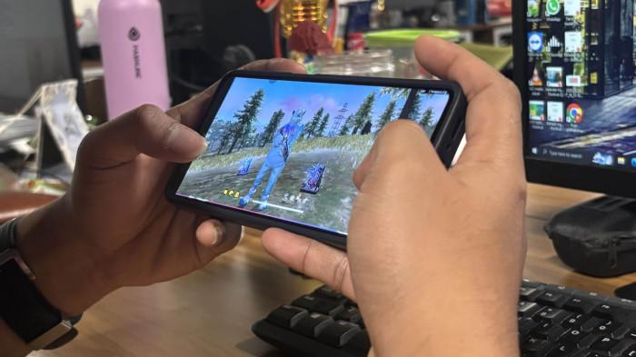 KODE REDEEM FF - Potret bermain gim Garena Free Fire (FF) diambil Sabtu (13/12/2025).