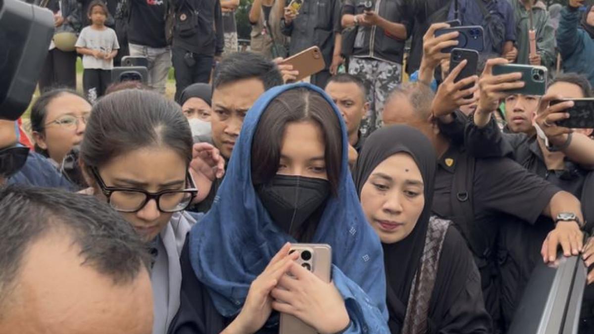 KONDISI SHEILA - Sheila Dara saat ditemui usai pemakaman Vidi Aldiano di TPU Tanah Kusir, Jakarta Selatan, Minggu (8/3/2026).