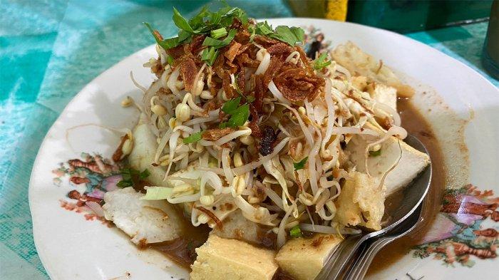 Seporsi Kupat Tahu Pak Slamet di Magelang, Jawa Tengah.