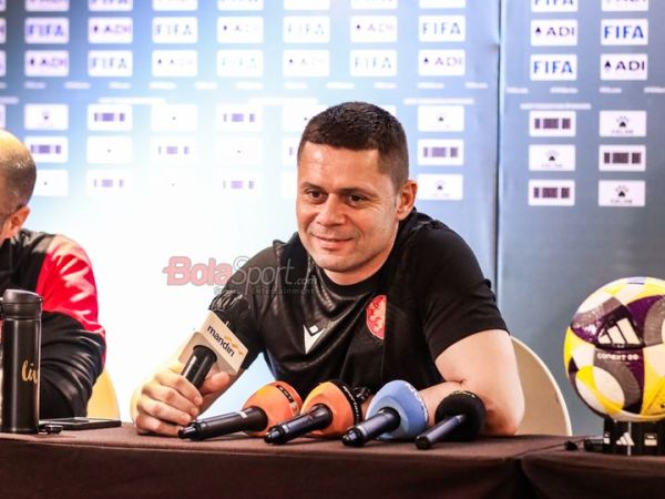 Pelatih Timnas Bulgaria, Aleksandar Dimitrov, sedang memberikan keterangan kepada awak media di Hotel Ayana MidPlaza, Jakarta, Minggu (29/3/2026).
