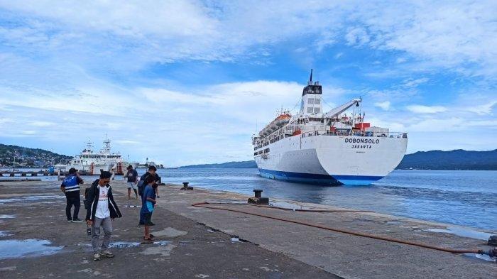 KM DOBONSOLO - KM Dobonsolo bertolak dari Pelabuhan Yos Sudarso Ambon, Rabu (1/5/2024). Cek jadwal kapal Pelni KM Dobonsolo Voyage 06.2026 akan melakukan pelayaran hingga 14 April 2026.