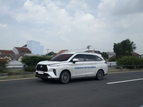 Toyot Veloz Hybrid EV Lintas Nusa