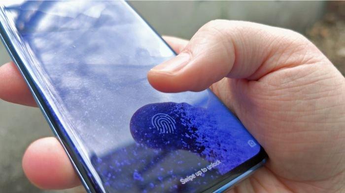 Ilustrasi pemakaian sensor fingerprint HP yang tersemat di bidang layar