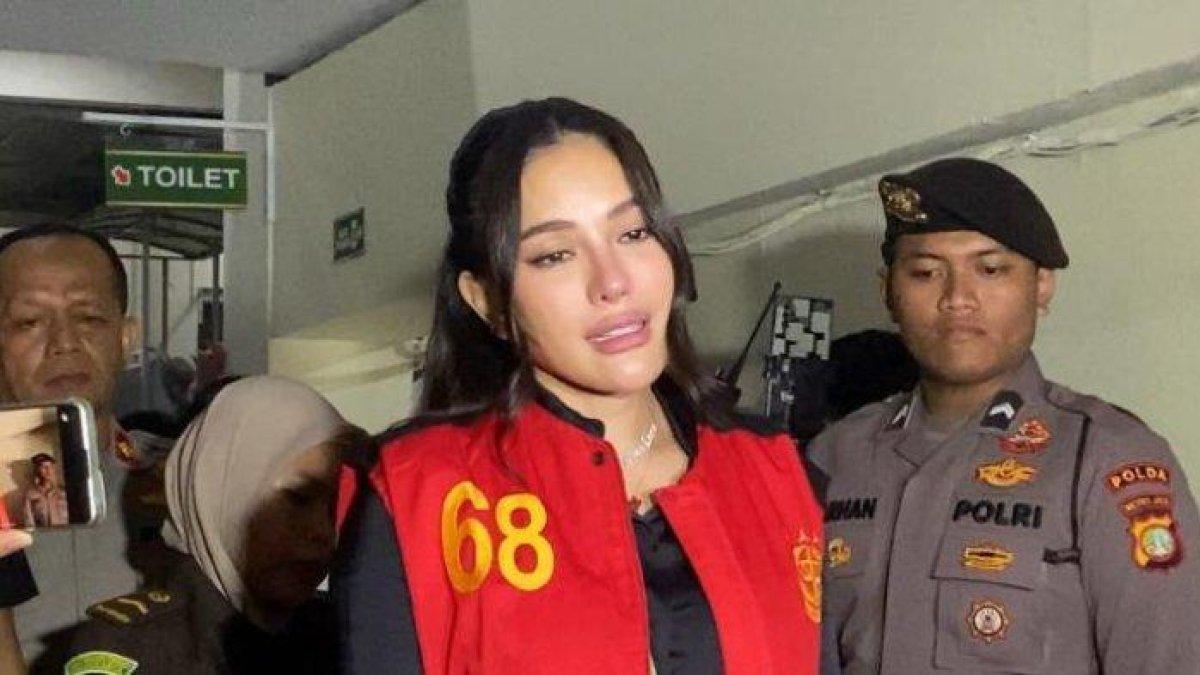 Nikita Mirzani dikabarkan dilarikan ke rumah sakit karena kondisi kesehatannya yang menurun.