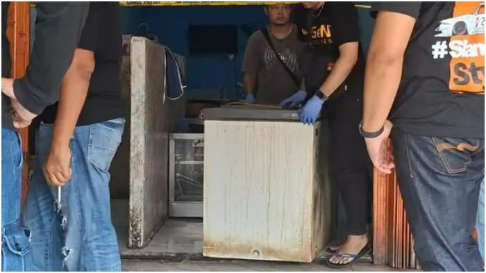 PENEMUAN JENAZAH - Tim Identifikasi Polda Metro Jaya saat menunjukan sarung tangan dan freezer usai olah Tempat Kejadian Perkara (TKP) perkara penemuan jenazah seorang laki-laki di Freezer sebuah kios ayam geprek Perumahan Mega Regency, Desa Sukaragam, Kecamatan Serang Baru, Kabupaten Bekasi, Minggu (29/3/2026).