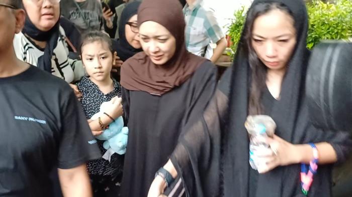 GARY ISKAK MENINGGAL - Richa Novisha terlihat sembab dan diam saja ketika akan mengantarkan jenazah Gary Iskak menuju TPU Tanah Kusir. Richa Novisha di rumah duka Ciputata Tangerang Selatan, Sabtu (29/11/2025).