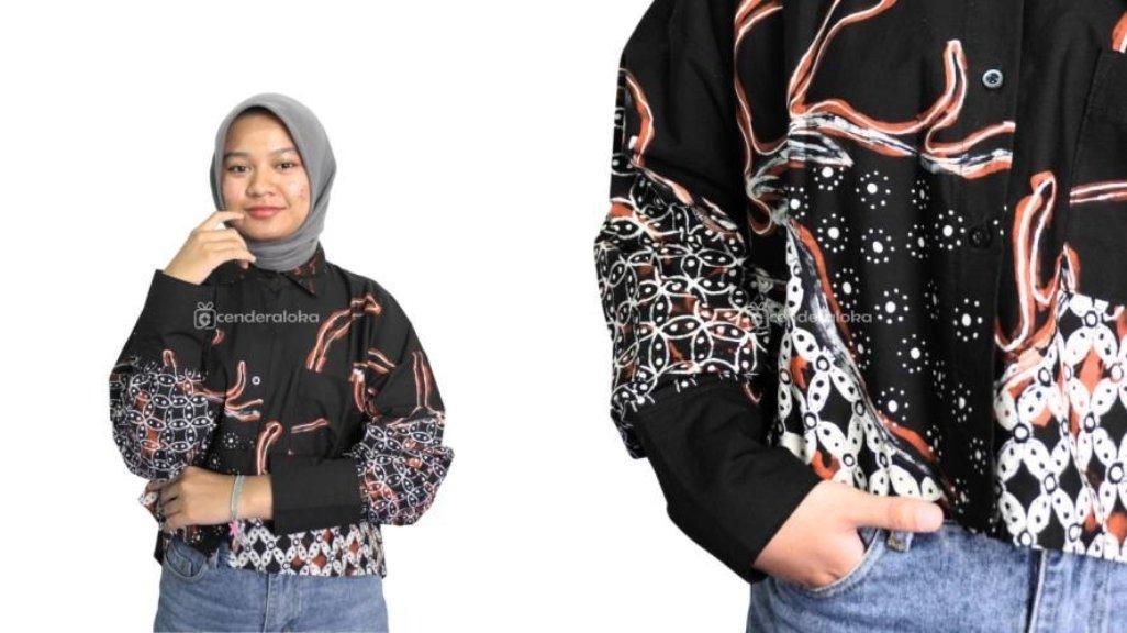 Kemeja Batik Tulis Wanita Lengan Panjang warna hitam yang bisa dipadupadankan dengan mudah untuk outfit kerja.