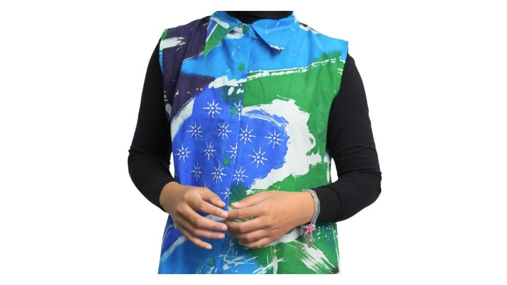 Outer Batik Tulis Wanita, cocok di-mix and match untuk jadi outfit ke kantor.