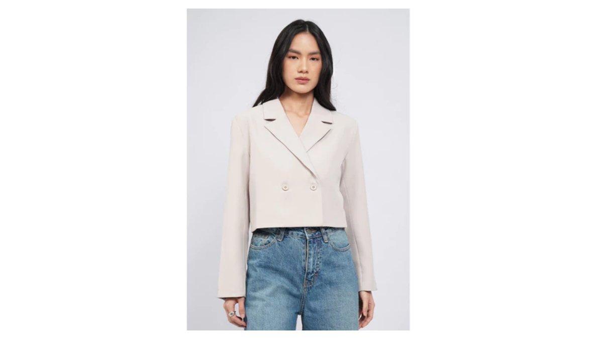 Ilustrasi rekomendasi Executive Double Breasted Crop Blazer untuk kerja kantoran