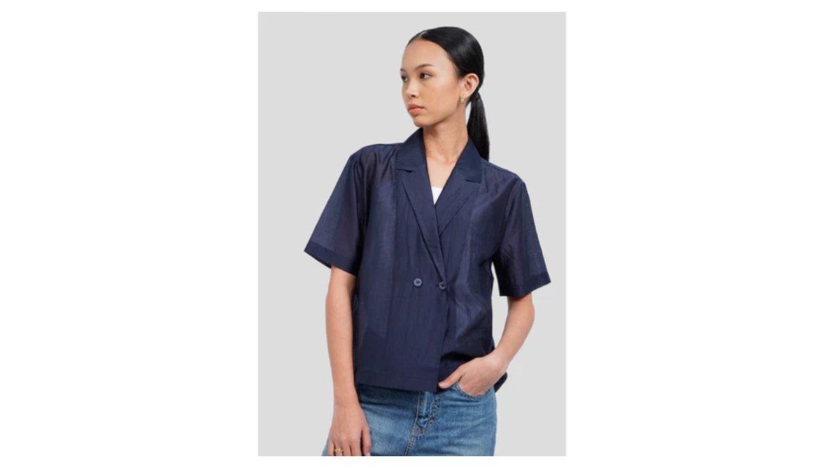 Ilustrasi rekomendasi Executive Double Breasted Sheer Blazer untuk kerja kantoran