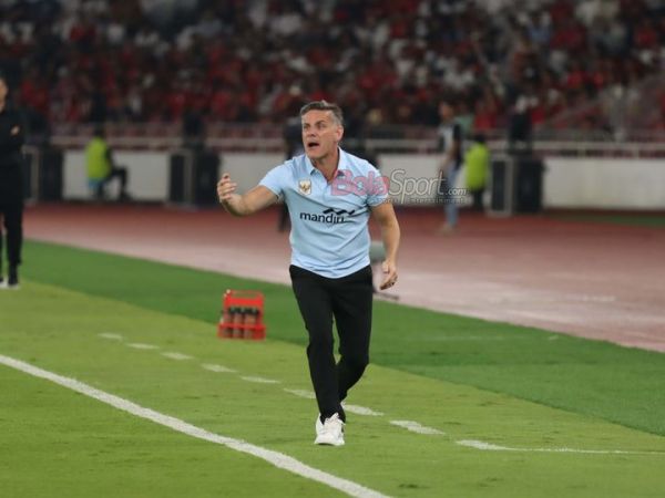 Pelatih Timnas Indonesia, John Herdman, sedang memberikan intruksi kepada para pemainnya saat bertanding Stadion Utama Gelora Bung Karno, Senayan, Jakarta, Senin (30/3/2026).