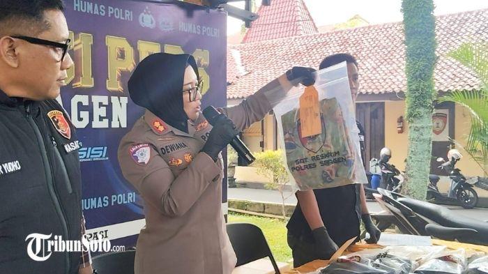 BARANG BUKTI - Polisi memperlihatkan barang bukti tindak kriminal, Kamis (2/4/2026). Seorang supir mesin combine, Supri alias Bebek (35), warga Desa Karanganom, Kecamatan Sukodono, Kabupaten Sragen, menjadi tersangka pembunuhan perempuan Rosinta (36), warga Kecamatan Geyer, Kabupaten Grobogan.