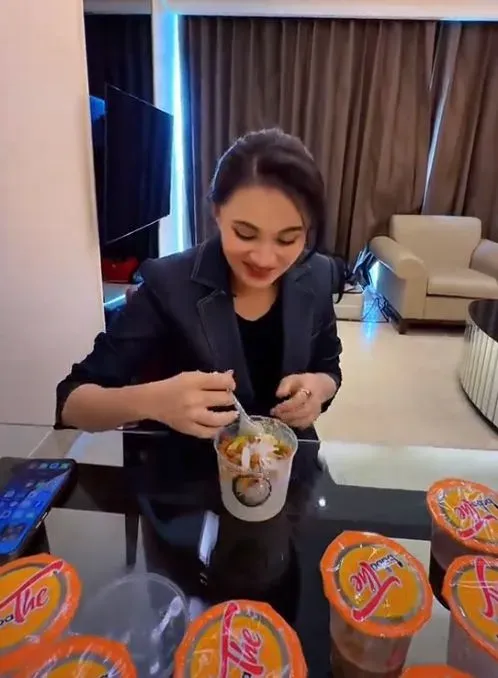 Sherly Tjoanda Sherly Tjoanda