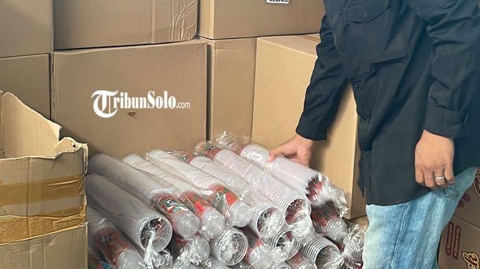 HARGA NAIK DRASTIS - Cup plastik yang dijual di toko plastik Kecamatan Grogol, Kabupaten Sukoharjo, Kamis (2/4/2026). Toko plastik dan kemasan cup di wilayah Grogol, Kabupaten Sukoharjo, curhat bahwa mulai sepi pembeli. Hal ini terjadi lantaran komoditas berbahan plastik yang mengalami lonjakan harga signifikan dalam beberapa pekan terakhir.