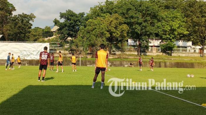 SEMEN PADANG FC - Pemain Semen Padang FC menjalani sesi latihan di Komplek Mes Indarung Semen Padang, Kamis (2/4/2026). Pelatih kepala Semen Padang FC, Imran Nahumarury, mengatakan timnya masih memiliki dua hari untuk mematangkan persiapan sebelum pertandingan.