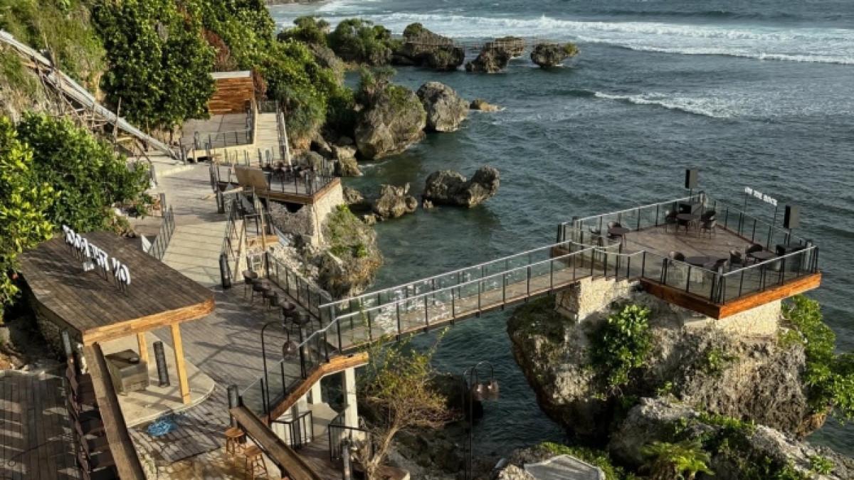 Berapa sih harga makan di On The Rock Jogja? Mulai dari Rp 30 ribuan, kamu sudah bisa menikmati suasana estetik di atas tebing.