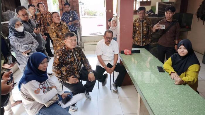 MEDIASI - Sejumlah pasangan calon pengantin asal Surabaya dan Mojokerto mendatangi rumah usaha Wedding Organizer (WO) dan Catering Kamuya di lingkungan Suromulang, Kecamatan Prajurit Kulon, Kota Mojokerto, Jawa Timur, Kamis (2/4/2026). Para korban didampingi Wakil Wali Kota Surabaya Armuji alias Cak Ji dan Wakil Wali Kota Mojokerto Rachman Sidharta Arisandi sebagai penengah.