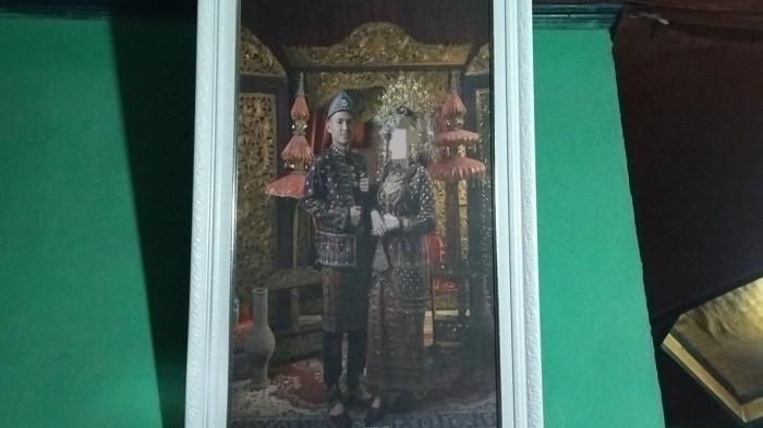 KELUARGA SOPIR -- Toyo, ayah M Edo Pratama (26) sopir truk yang meninggal dunia usai ditusuk oleh pengawas SPBU Punti Kayu menunjukkan foto pernikahan yang dipajangnya sehari sebelum kejadian, Kamis (2/4/2026). Edo baru menikah 2 bulan dan baru pulang dari mudik lebaran di kampung istri.