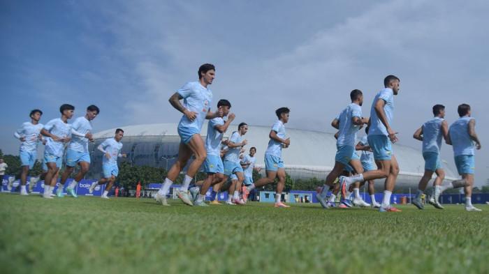 PERSIB memulai persiapan menghadapi pertandingan lanjutan Super League 2025/26 di Lapangan Pendamping Gelora Bandung Lautan Api (GBLA), Rabu, 25 Maret 2026. Setelah jeda internasional yang bertepatan dengan Hari Raya Idulfitri, PERSIB akan menghadapi Semen Padang pada laga pekan ke-26 di Stadion Haji Agus Salim Padang, Minggu, 5 April 2026.