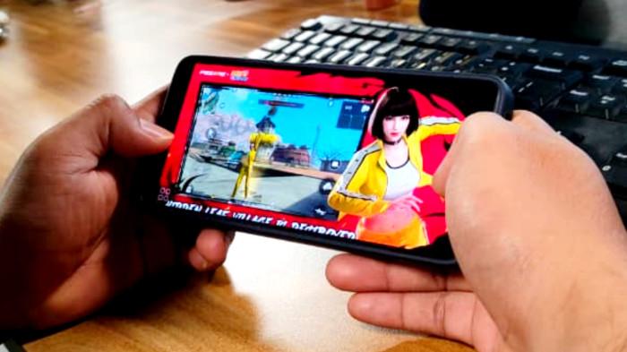 KODE REDEEM FF - Potret bermain gim Garena Free Fire (FF) diambil Rabu (15/10/2025).