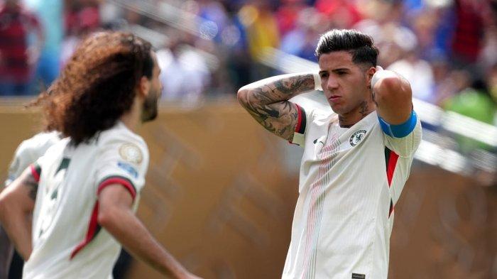 KECEWA - Gelandang Chelsea, Enzo Fernandez (kanan) menampilkan ekspresi kekecewaan setelah Chelsea takluk 1-3 dari Flamengo pada matchday kedua fase grup Piala Dunia Antarklub 2025, Sabtu (21/6/2025).