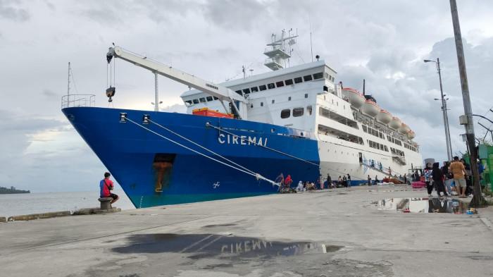 KAPAL PELNI - KM Ciremai saat bersandar di pelabuhan laut Kabupaten Fakfak Papua Barat, Jumat (21/11/2025).