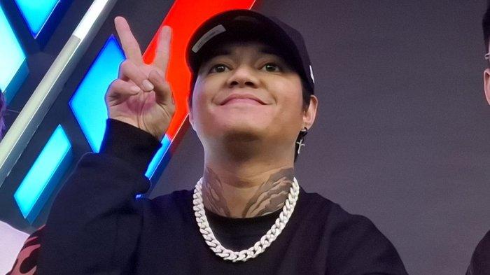 REZA ARAP BILLIARD - Cerita Reza Arap jalani bisnis billiard bersama teman-temannya yang berawal dari hobi, hingga harus mengeluarkan miliaran rupiah. Reza Arap dalam grand opening Double U Billiard, Glodok Jakarta Pusat, Jumat (25/4/2025).