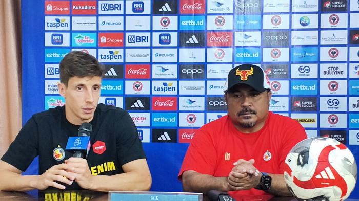 Pelatih kepala Semen Padang FC, Imran Nahumarury, bersama pemain Guillermo Fernández saat jumpa pers jelang laga melawan Persib Bandung di Komplek Mes Indarung Semen Padang, Sabtu (4/4/2026). Keduanya menyatakan kesiapan tim menghadapi pertandingan penting tersebut.