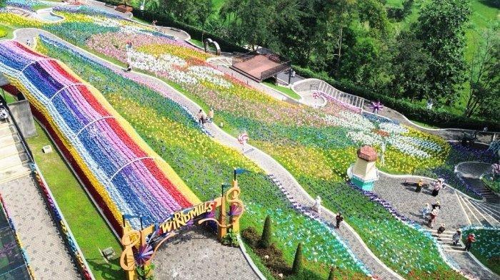 Area De Windmills di Dairyland Farm Theme Park Prigen, Pasuruan, Jawa Timur.