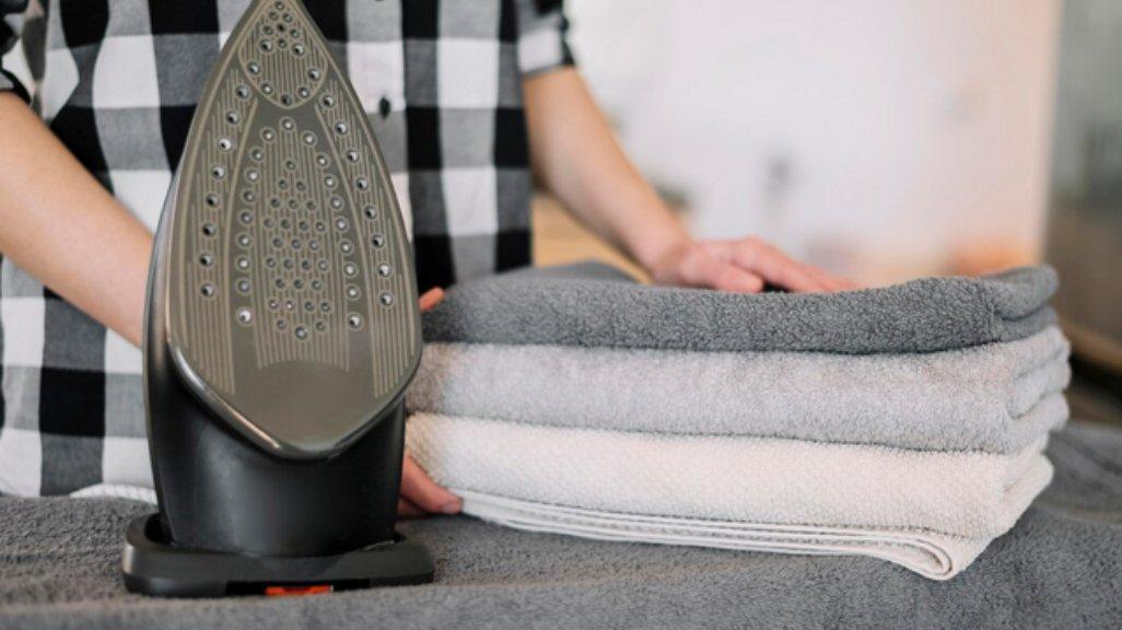 Ilustrasi setrika uap.