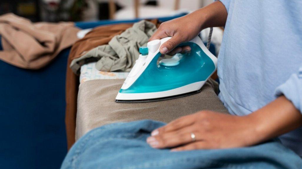 Ilustrasi setrika uap.