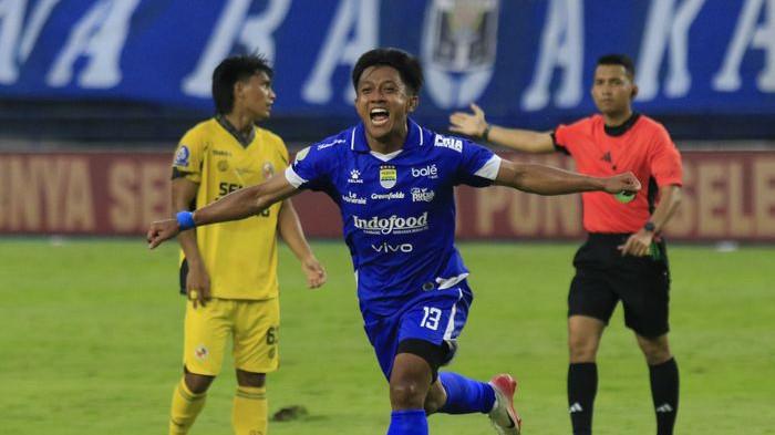LAKUKAN SELEBRASI - Gelandang sayap Persib Bandung, Febri Hariyadi, melakukan selebrasi setelah menjebol gawang Semen Padang pada pekan pertama Super League 2025-2026 di Stadion Gelora Bandung Lautan Api, Kota Bandung, Sabtu (9/8/2025). Persib menang 2-0.