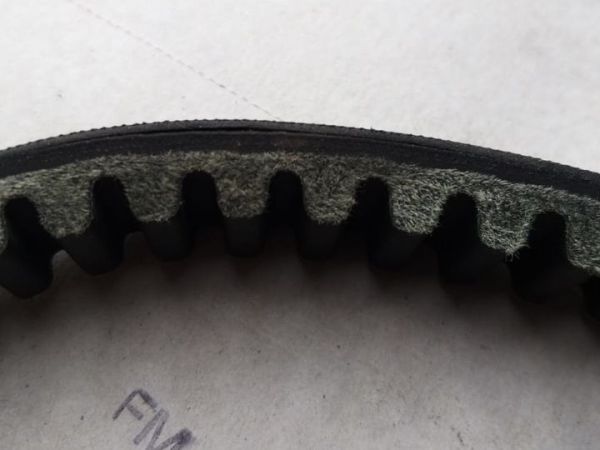 Permukaan v-belt palsu banyak bercak dan terasa kasar