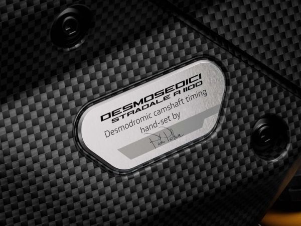 Ducati Superleggera V4 Centenario pakai mesin Desmosedici Stradale R 1100 berkapasitas 1.103 cc yang mampu memuntahkan tenaga hingga 228 hp