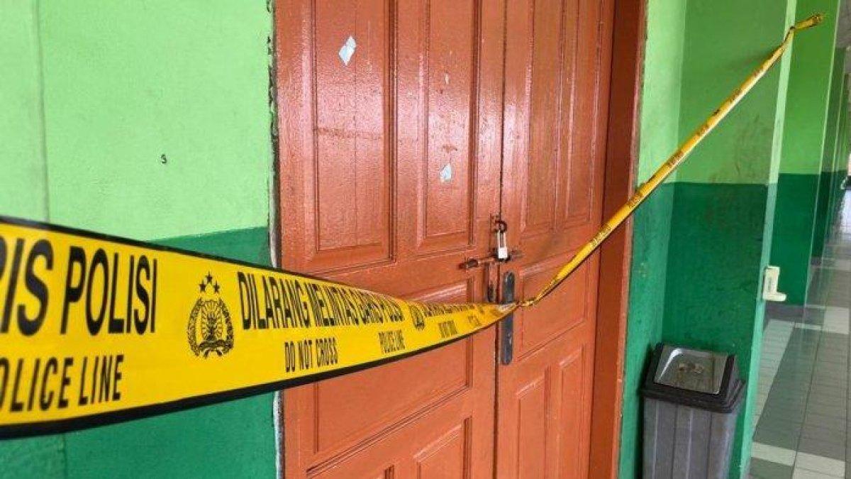 Kondisi sekolah korban jatuh dari lantai empat di Cengkareng yang kini diberi garis polisi.