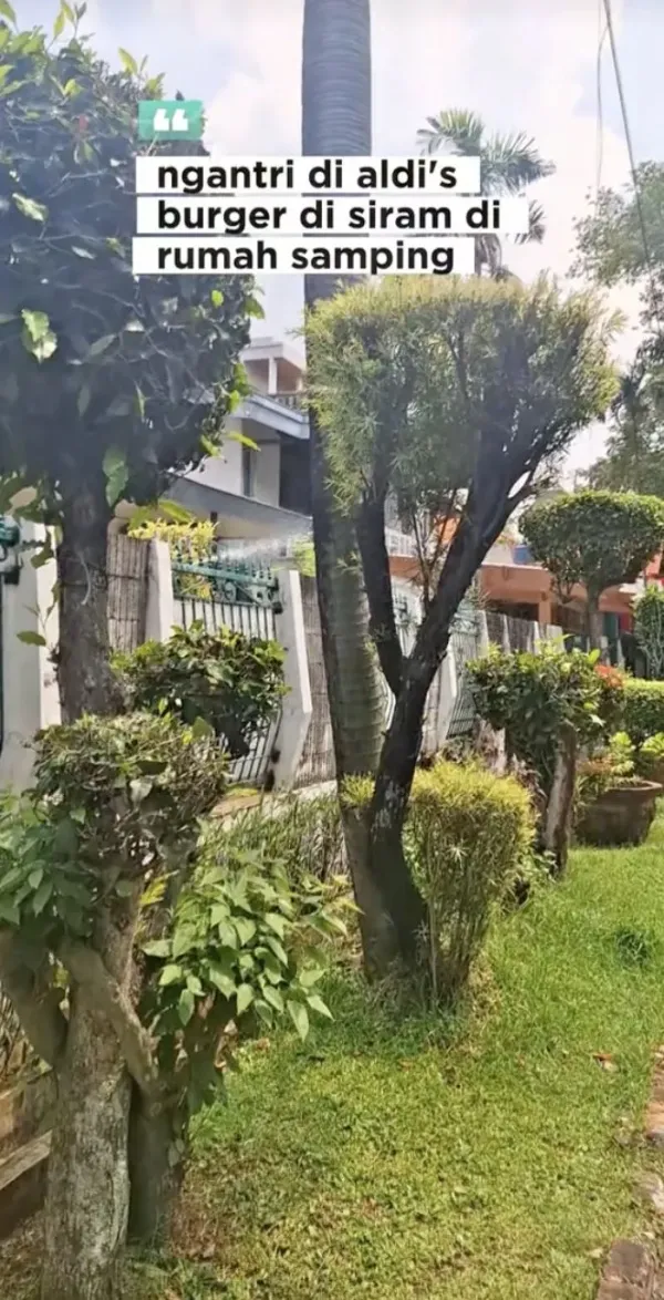 Viral Antrean Aldi's Burger Tetap Ramai, Meski Tampak Disiram Air oleh Warga