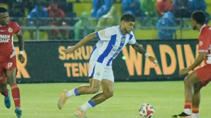 KONTROL BOLA - Pemain Persib, Berguinho, mengontrol bola dikawal para pemain Semen Padang dalam laga pekan 26 yang digelar di Stadion H Agus Salim, Minggu (5/4/2026). Persib unggul sementara di babak pertama 1-0.