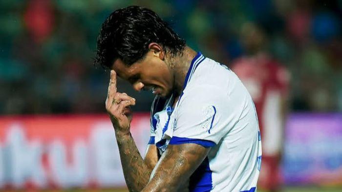 SELEBRASI - Penyerang Persib Bandung Ramon Tanque melakukan selebrasi setelah mencetak gol ke gawang  Semen Padang dalam laga pekan ke-26 Super League 2025/2026di Stadion H Agus Salim, pada Minggu (5/4/2026). Persib Bandung menang 2-0.