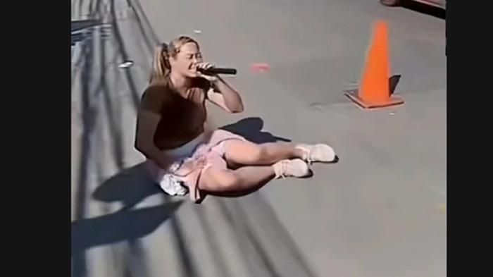 PINKAN MAMBO NGAMEN - Aksi penyanyi Pinkan Mambo mengamen di jalan viral di media sosial.