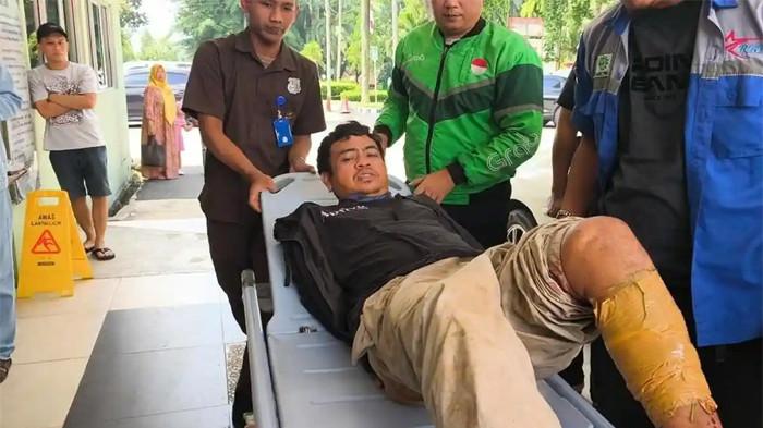 Yogi Iskandar (38), terduga pelaku utama penganiayaan di pesta hajatan di Kampung Cikumpay PTPN, Purwakarta digiring petugas menuju RSUD Bayu Asih, Senin (6/4/2026). Yogi diduga aktor utama yang menewaskan ayah pengantin, Dadang.
