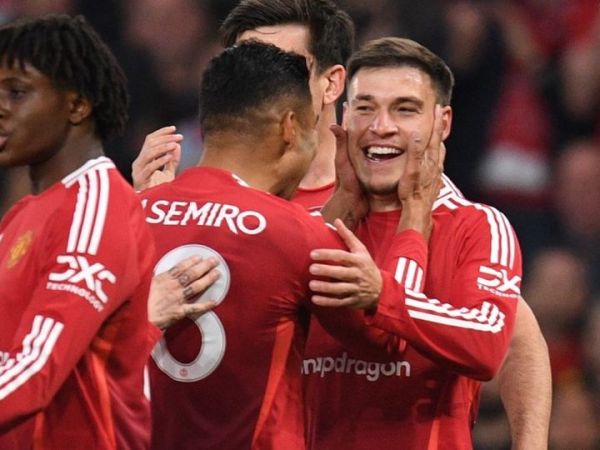 Manuel Ugarte merayakan golnya ke gawang Lyon pada leg kedua perempat final Liga Europa 2024-2025.