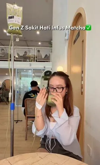 Kafe di Batam tawarkan menu unik berupa sajian minuman dalam kemasan infus