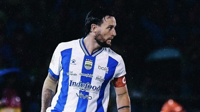 Kapten Persib Marc Klok saat bertanding di Stadion H Agus Salim, Padang, pada Minggu (5/4/2026). Skuad Maung Bandung mampu mengakhiri pertandingan dengan hasil meyakinkan atas Semen Padang dalam lanjutan Super League Indonesia 2025/2026. Persib Bandung meraih kemenangan 0-2 di tengah hujan deras dan tekanan suporter tuan rumah. (Instagram Marc Klok)