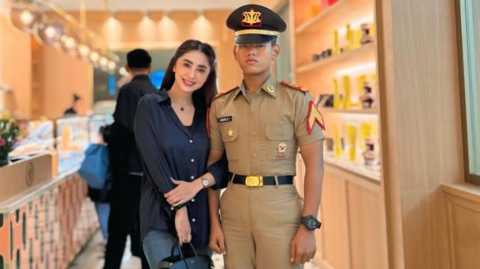 DITEGUR ANAK ANGKAT - Potret Dewi Perssik dan Felice Gabriel dicapture Selasa (17/2/2026).