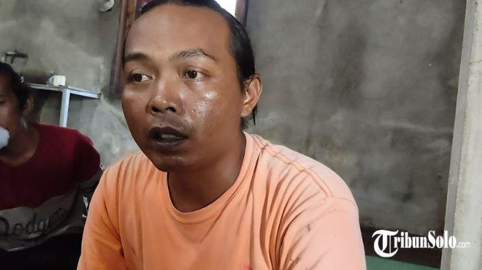 AYAH KORBAN - Maryono (43), ayah WAP, pelajar kelas VIII SMPN 2 Sumberlawang yang tewas diduga menjadi korban perkelahian di kamar mandi sekolah, saat ditemui TribunSolo.com, di rumah duka, Dukuh Gulan, Desa Jati, Kecamatan Sumberlawang, Kabupaten Sragen, Rabu (8/4/2026). Ia menceritakan  kronologi tragis yang menimpa anaknya.
