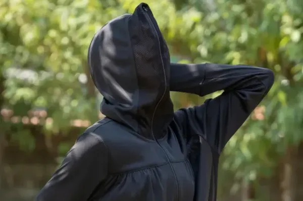 Jaket Anti UV Ini Dilengkapi Masker Wajah yang Bisa Dipakai Ngemil