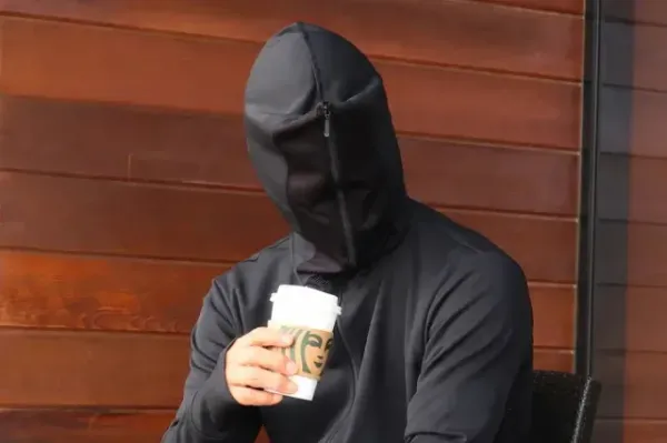 Jaket Anti UV Ini Dilengkapi Masker Wajah yang Bisa Dipakai Ngemil