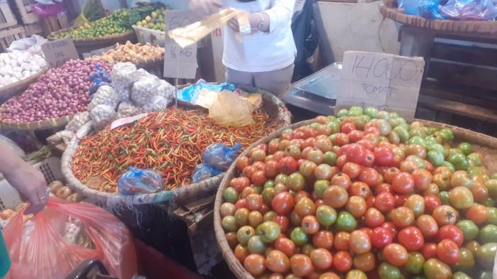 HARGA BAPOK - Pedagang di Pasar Bersehati, Manado, Sulawesi Utara, Rabu (8/4/2026). Berikut daftar harga bahan pokok hari ini.